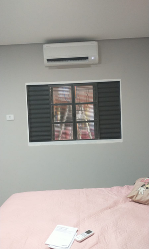Instalacao-de-ar-condicionado-split-em-quarto-residencial-acima-da-janela-Climatiza-sorocaba-e-regiao.png