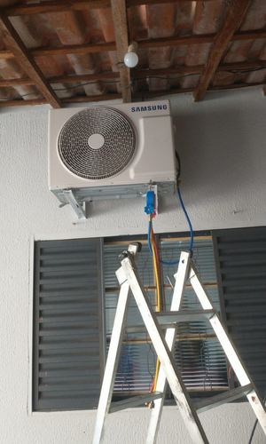 Instalacao-em-area-externa-residencial-com-cobertura-de-telhado-e-suporte-Climatiza-sorocaba-e-regiao.png