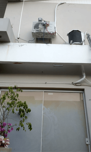 Instalacao-de-ar-condicionado-em-area-elevada-de-fachada-comercial-montadas-sobre-suporte-Climatiza-sorocaba-e-regiao.png