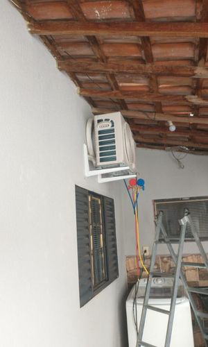 Unidade-externa-de-ar-condicionado-instalada-em-area-coberta-sorocaba-e-regiao-Climatiza.png